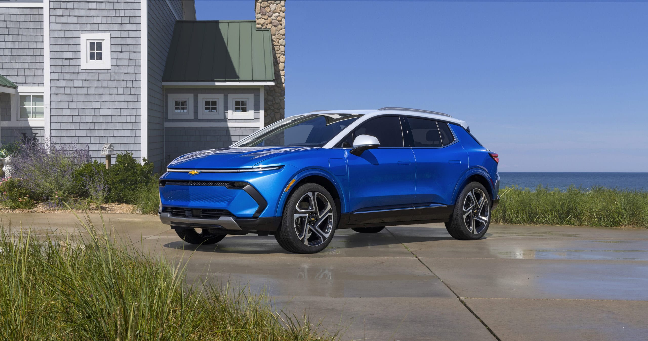 2026 Chevrolet Equinox EV 3lt external front and side view