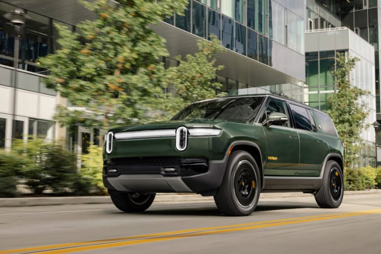 2026 Rivian R1S external side view