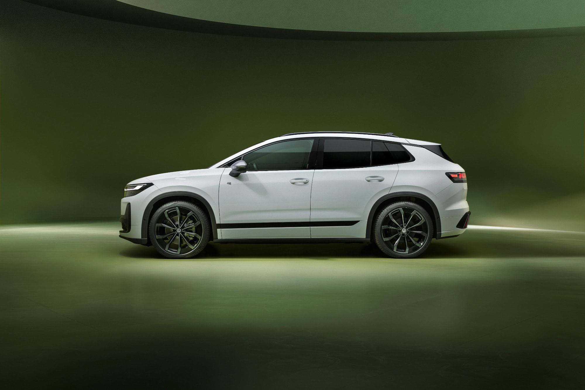 Volkswagen ID. Tiguan in Glacier White, side view, studio